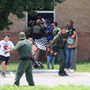 Trẻ em chạy đến nơi an tòa sau khi thoát ra bằng cửa sổ trong vụ xả súng tại trường tiểu học Robb, bang Texas. Ảnh: REUTERS