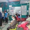 Người dân đến đăng ký khám chữa bệnh tại bệnh viện Phú Nhuận. Ảnh: NGUYỄN HIỀN