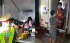 Video: Phát hiện 15 người có cả trẻ em trong thùng xe đông lạnh 'thông chốt'