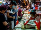 Cảnh sát Hong Kong xịt hơi cay người không đeo khẩu trang