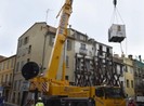 Dùng cần cẩu đưa người đàn ông nặng 300 kg đến bệnh viện