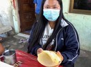 Đi ăn tối, cô gái vô tình phát hiện báu vật trong vỏ ốc
