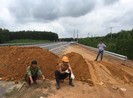 Barie bằng đất ngăn xe chạy chui trên cao tốc La Sơn-Túy Loan