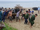 Ngư dân Đà Nẵng đội mưa kéo thuyền thúng chạy bão số 5