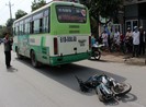 Cố vượt đèn vàng, xe buýt kéo lê nạn nhân tử vong