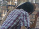 Nữ tiếp viên quán cà phê trộm tiền khách khi đang kích dục