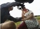 Làm rõ clip bé 3 tuổi nghi bị cha ruột ép 'uống thuốc trừ sâu'