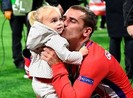 Độc đáo ba con của Griezmann sinh cùng ngày