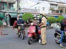 Nhiều xe máy buộc phải quay đầu tại phà Cát Lái