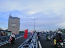 Khẩn trương lắp thêm biển cấm xe tải qua cầu An Phú Đông