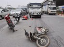 Xe bồn tông liên hoàn gần chục xe máy