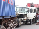 Xe tải cẩu húc vào đuôi container, giao thông ùn ứ