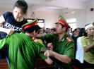 Người nhà gây náo loạn khi nghe toà tuyên 'vụ quan tài diễu phố'
