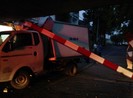 Xe tải mắc kẹt dưới dạ cầu Bùi Hữu Nghĩa, quận 1