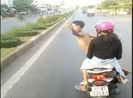 Thanh niên mình trần lạng lách trước đầu xe khách