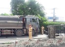 Xe ben húc xe máy cày đẩy đi cả trăm mét ở Củ Chi