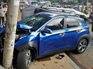 ‘Xe điên’ tông sập bờ rào, lao vào quảng trường