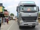 Ngã ra đường, người phụ nữ bị xe container cán chết thảm