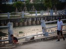 Trẻ em vô tư chơi đùa bên bờ kênh không rào chắn