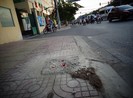 Đã bứng trụ thép nguy hiểm trên vỉa hè