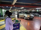 Lý do xe công nghệ phải trả 25.000 đồng và lên lầu đón khách
