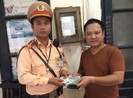 CSGT tìm người rơi ví có 10 triệu đồng để trả lại