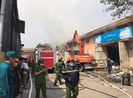 Cháy lớn, cảnh sát phải lấy nước sông Hồng dập lửa