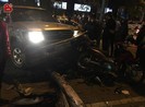 Xe 'điên' kéo lê 2 xe máy dưới gầm, 5 người nhập viện