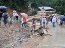 Lao ra dòng lũ cứu người, phó bí thư xã bị nước cuốn