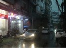 Hà Nội mưa như trút nước, trời tối sầm dù mới 14 giờ chiều