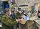Hiệu thuốc bị 'sờ gáy' vì bán khẩu trang không niêm yết giá
