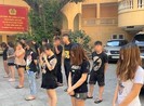 14 nam nữ chạy xe tốc độ cao, tông vào người chờ đèn đỏ