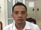 Bị dừng xe vì vượt đèn đỏ, tài xế lao xuống đánh CSGT