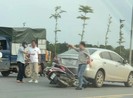 Lùi ô tô tông người, tài xế còn chỉ vào mặt người bị nạn