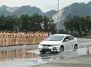 Ngắm kỹ năng lái xe điêu luyện của CSGT dẫn đoàn
