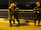 Say rượu ngã xuống sông, công an phải đu dây để cứu