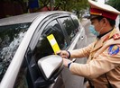 116 tài xế bị CSGT dán thông báo phạt nguội lên kính xe