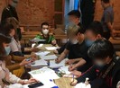 30 nam nữ bị phạt 60 triệu vì uống cafe không đeo khẩu trang