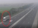 Tài xế xe tải liều mạng đi lùi trên cao tốc