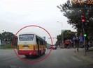 Xe buýt vượt đèn đỏ, dân quay clip báo công an qua Facebook
