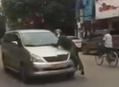 Tài xế lao ô tô vào cảnh sát, chiến sĩ phải bám trên nắp ca pô