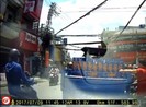 Thanh niên trộm thùng bia của xe ba gác khi dừng đèn đỏ