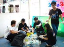 Thu gom vỏ hộp sữa, chai nhựa đổi quà