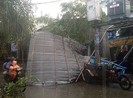 Mưa kèm lốc xoáy gây ngập đường, tốc mái nhà dân