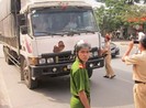 Trạm cân đứt cáp, xe quá tải ùn ùn qua trạm