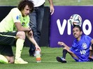 Cậu bé ngồi xe lăn tâng bóng làm các cầu thủ Brazil rơi nước mắt