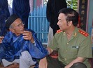 Bộ Công an trao quà cho ngư dân