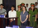 Hắt ly bia vào cán bộ, bị 12 tháng tù