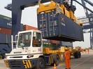 Chở cả ô tô tài liệu đến làm thủ tục hải quan