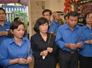 Tiễn đưa một ngọn nến đã cháy hết mình